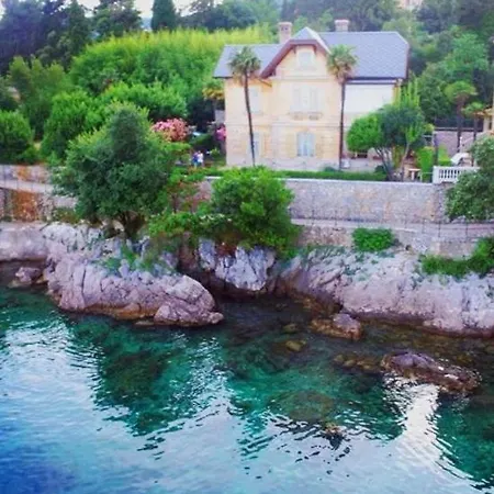 By The Sea Apartman